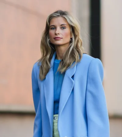 El celeste es uno de los colores que desembarca con fuerza en esta temporada