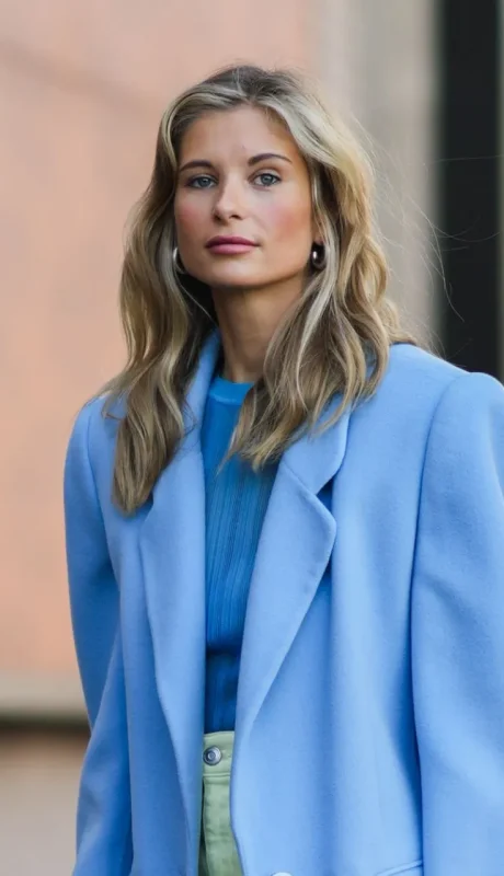 El celeste es uno de los colores que desembarca con fuerza en esta temporada