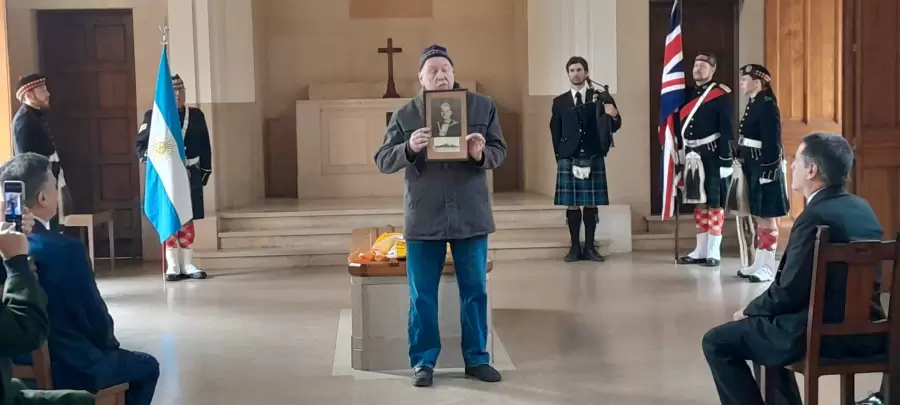 Alejandro Pow, hijo de un voluntario argentino que peleó en la Royal Navy el "Día D".