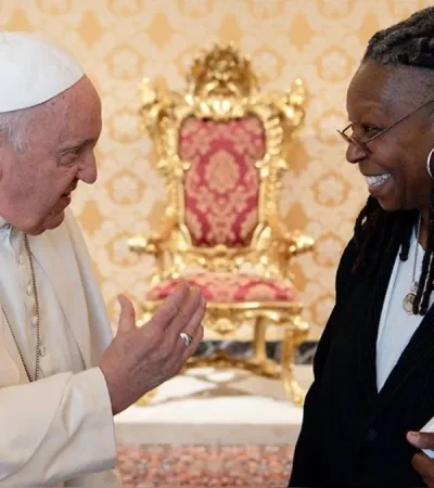 El papa Francisco y la actriz Woopi Goldberg