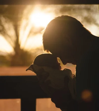 Hombre Con Bebé Dibujando Sus Frentes