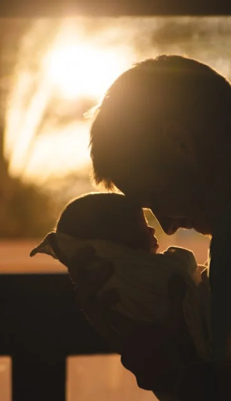 Hombre Con Bebé Dibujando Sus Frentes