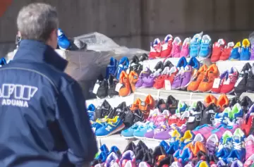 La Aduana decidió entregar en donación una gran cantidad de zapatillas incautadas