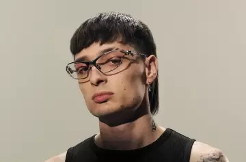 El clip viral del momento dónde Peso Pluma se fracturó en Nueva York