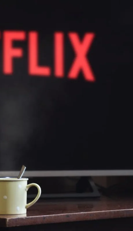 Foto De La Taza Cerca Del Televisor De Pantalla Plana