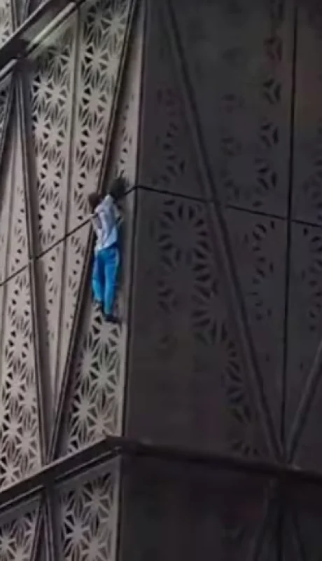 Tensión en Puerto Madero por un escalador de Polonia.