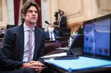 Respondió Lousteau: "Hay plata para todo, pero no hay 18 mil pesos para los jubilados"