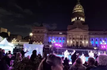 Luego de la vigilia, concentración contra la Ley Bases ante un Congreso nacional vallado