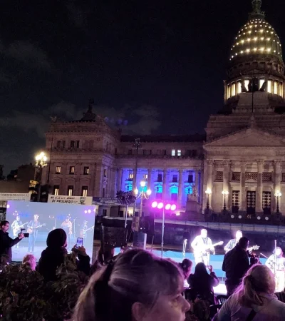 Vigilia contra la Ley Bases.