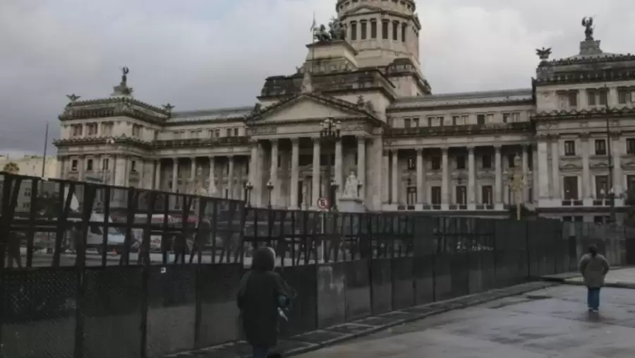 El Congreso amaneció vallado.