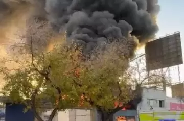 Impactante incendio en pleno centro de Mendoza: ardió un depósito de plásticos