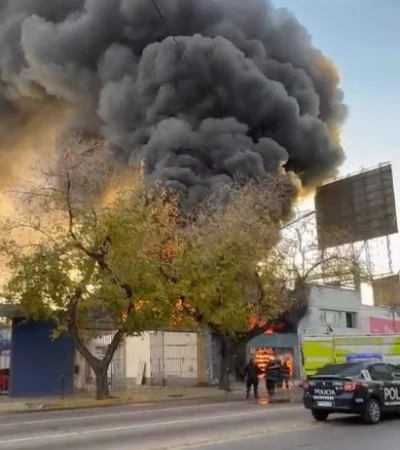 Las llamas afectan por completo al inmueble.