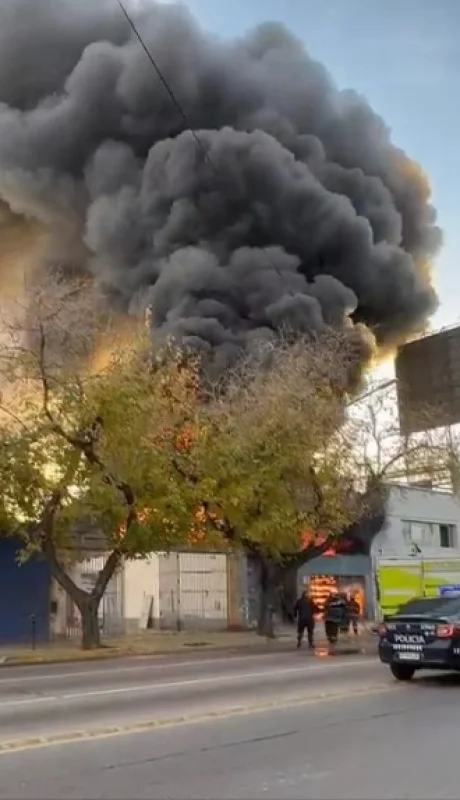 Las llamas afectan por completo al inmueble.