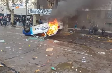 Violencia en el Congreso: incendian un móvil de Cadena 3 y agreden a un periodista