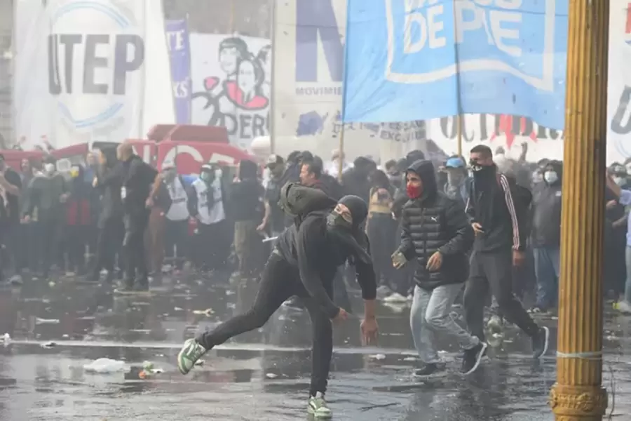 Puertas adentro del Congreso, los legisladores seguían debatiendo la Ley Bases