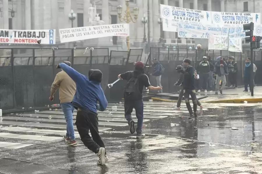 Los manifestantes arrojaban piedras y objetos contundentes