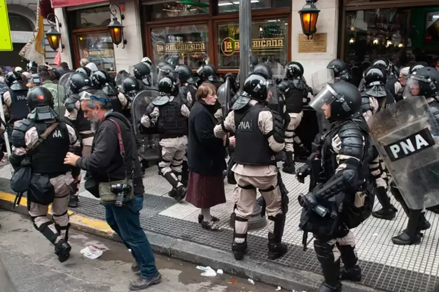 Infantería, Policía de CABA, Policía Federal y PSA, frente a los manifestantes