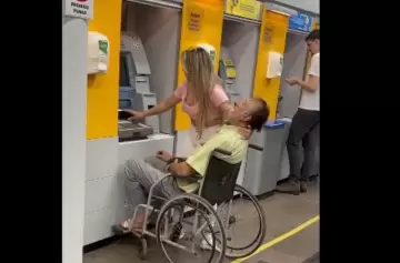 Clip viral: mujer retira dinero usando a un hombre en silla de ruedas ¿muerto?