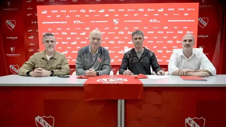 La dirigencia del Rojo con su nuevo entrenador