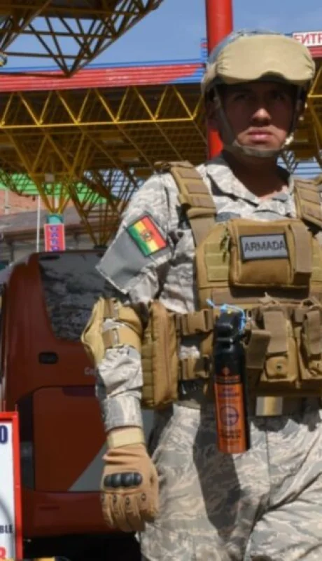 Militares en estaciones de Bolivia