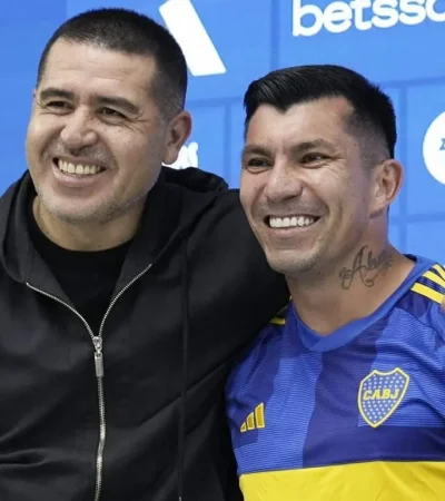 Juan Román Riquelme y Gary Medel en la presentación del chileno.