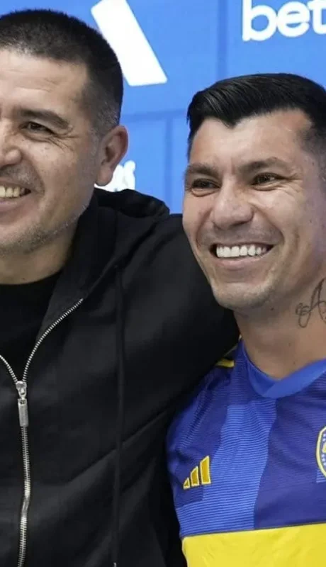 Juan Román Riquelme y Gary Medel en la presentación del chileno.