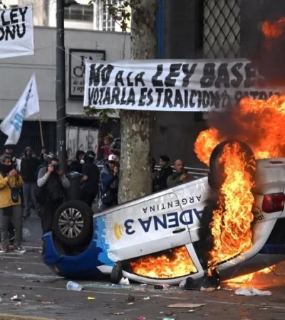 Disturbios en el Congreso por la Ley Bases