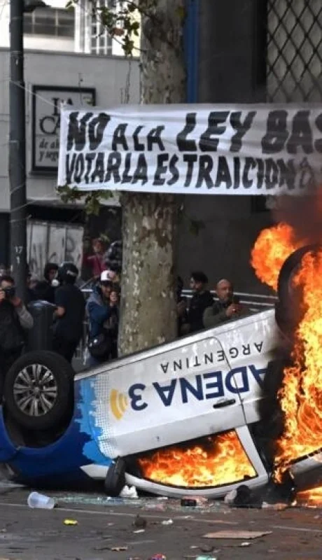 Disturbios en el Congreso por la Ley Bases