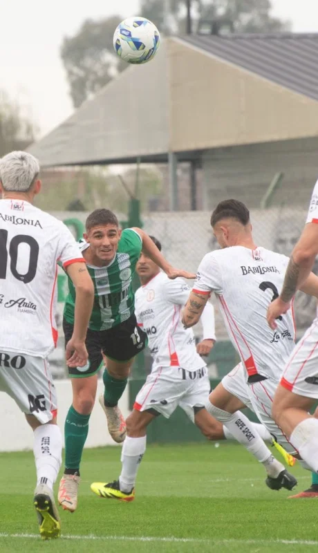 El atacante bonaerense pasa entre cuatro rivales mendocinos