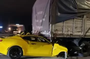 Se incrustó en la cola de un camión con su Chevrolet Camaro y murió en el acto