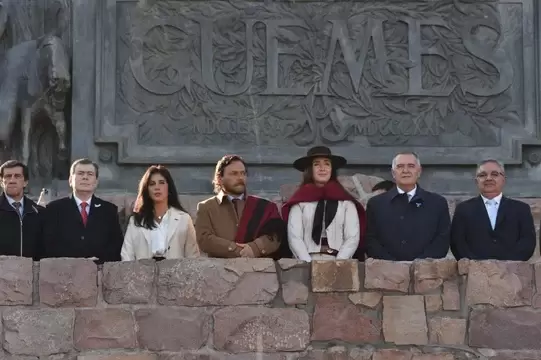 La Vicepresidente con varios gobernadores en el homenaje a Güemes en Salta