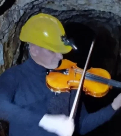 viiolinista en mina de oro