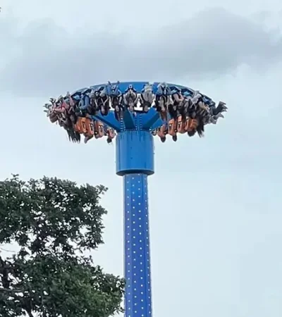 Colgados boca abajo por 30 minutos en el parque de diversiones Oaks de Portland.