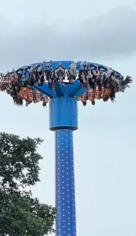 Colgados boca abajo por 30 minutos en el parque de diversiones Oaks de Portland.