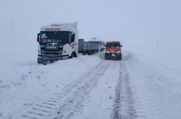 Sigue el temporal de nieve en seis provincias y buscan abrir el paso a Chile