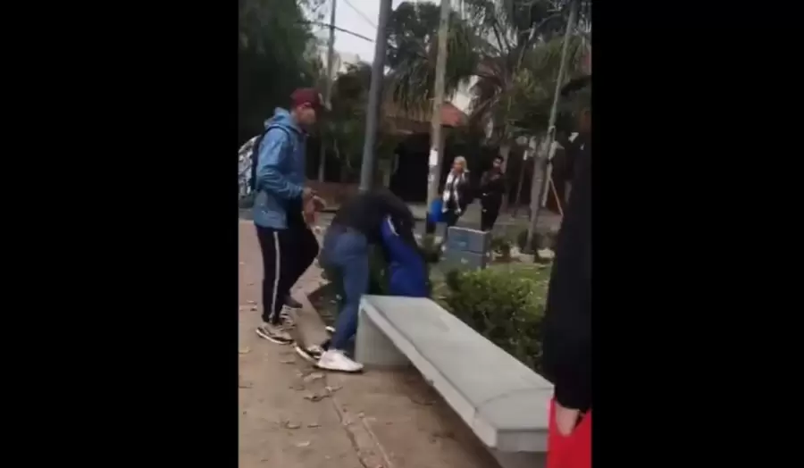 El padre de una de las jóvenes arengaba para que los golpes fueran más fuertes