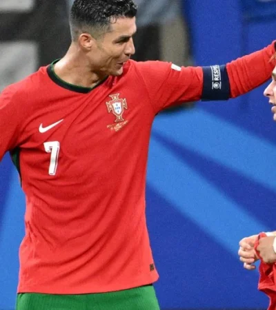 Cristiano Ronaldo acaricia al autor del gol del triunfo luso, Francisco Conceicao