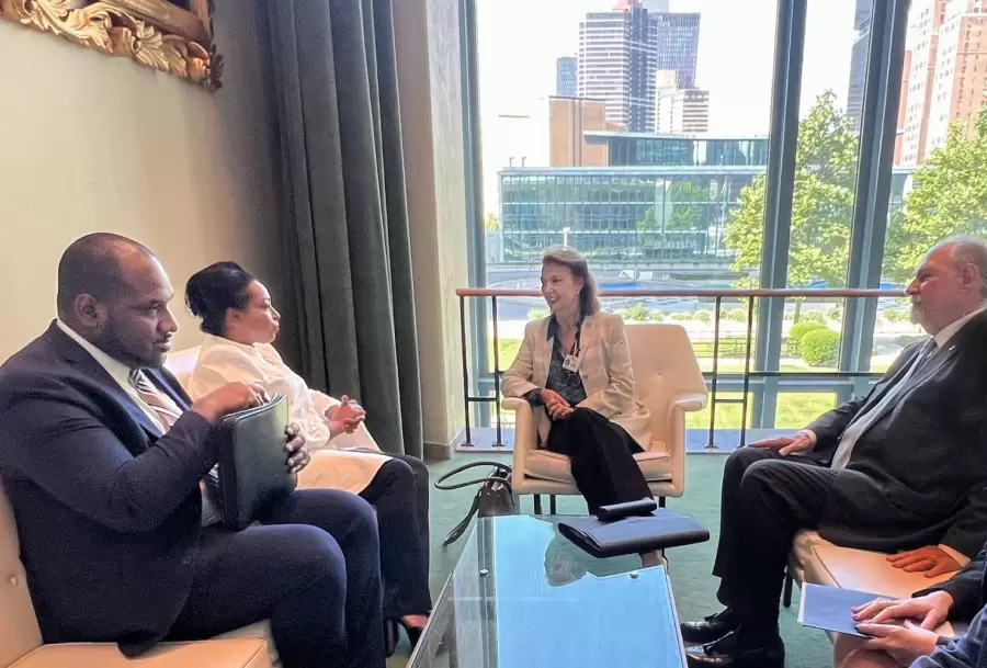 Diana Mondino con la presidenta del Comité de Descolonización de ONU