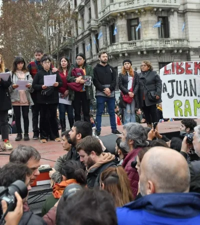 Familiares y dirigentes pidieron la liberación de los detenidos en la Plaza de Mayo.