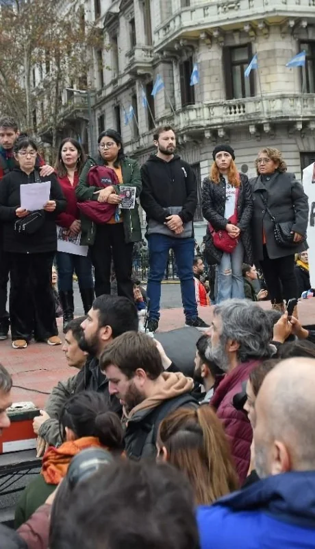 Familiares y dirigentes pidieron la liberación de los detenidos en la Plaza de Mayo.