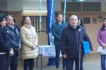 La Cooperativa Eléctrica de Godoy Cruz donó banderas a 34 escuelas secundarias