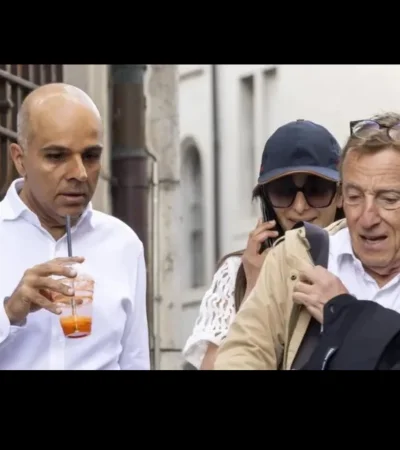 Ajay Hinduja y su esposa Namrata, con su abogado, al llegar a los tribunales de Ginebra. (Foto de X)