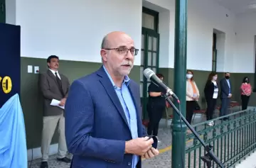 Senadores radicales quieren que no haya cambios en la Ley Bases