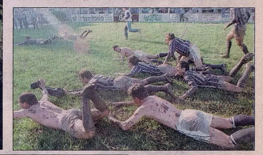 El célebre festejo de avioncitos en el barro