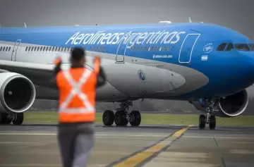 Milei afirmó que si no consigue privatizar Aerolíneas la entregará a los empleados