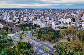 Desde una moto, dispararon a un chico de 15 años que iba en un remis