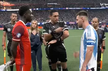 Se supo qué hacía Morena Beltrán al lado de los árbitros en el partido inaugural