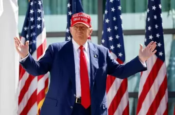 Trump te ofrece la Green Card si acreditás título universitario