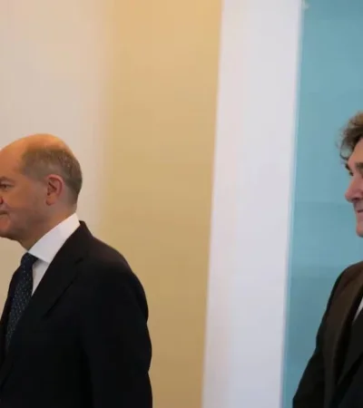 Milei junto al canciller alemán Olaf Scholz.