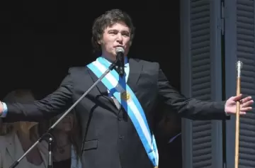 La imagen del Gobierno se mantiene alta, pero pulgar abajo a la dolarización